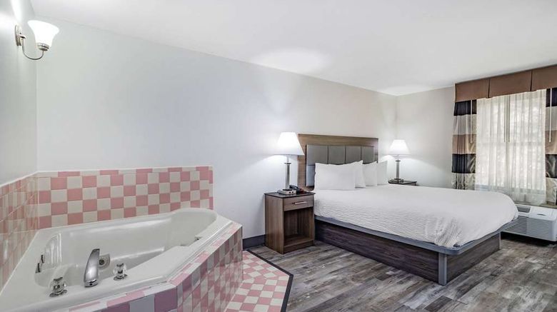 <b>Ramada Hendersonville Suite</b>. Images powered by <a href="https://iceportal.shijigroup.com/" title="IcePortal" target="_blank">IcePortal</a>.