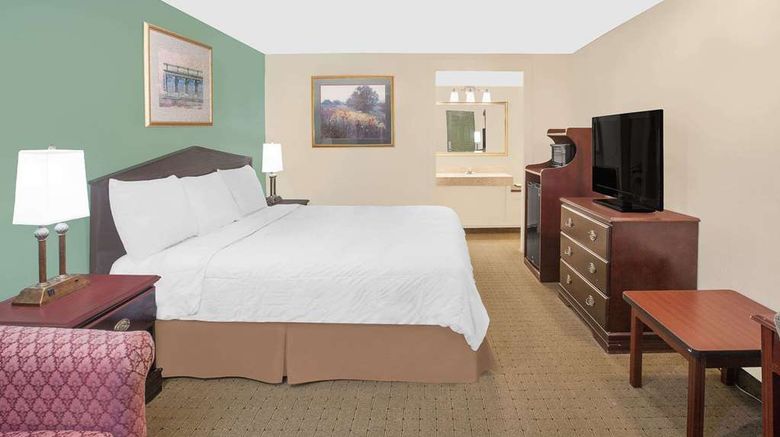 <b>Knights Inn Battle Creek Room</b>. Images powered by <a href="https://iceportal.shijigroup.com/" title="IcePortal" target="_blank">IcePortal</a>.