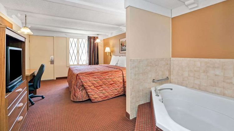 Knights Inn Charleston East Suite