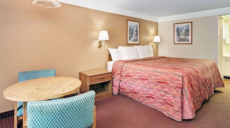 Knights Inn Charleston East Room