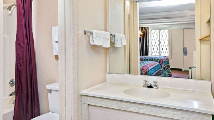 Knights Inn Charleston East Room