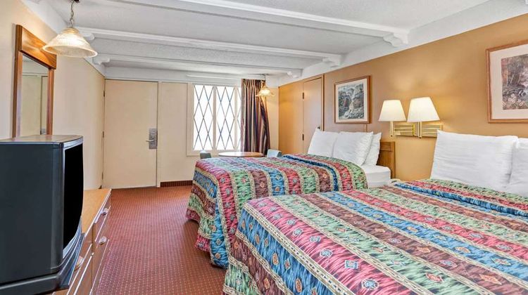 Knights Inn Charleston East Room