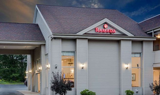 Ramada Cleveland Airport West Exterior