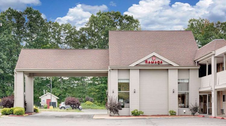 Ramada Cleveland Airport West Exterior