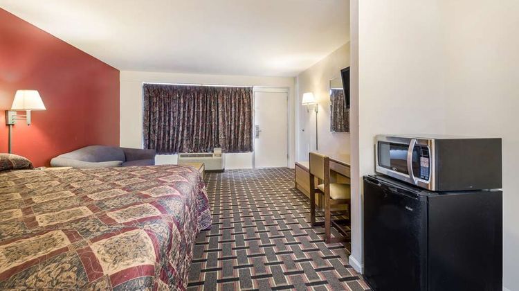 Knights Inn Cleveland Room