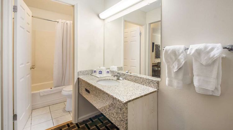 Knights Inn Cleveland Room