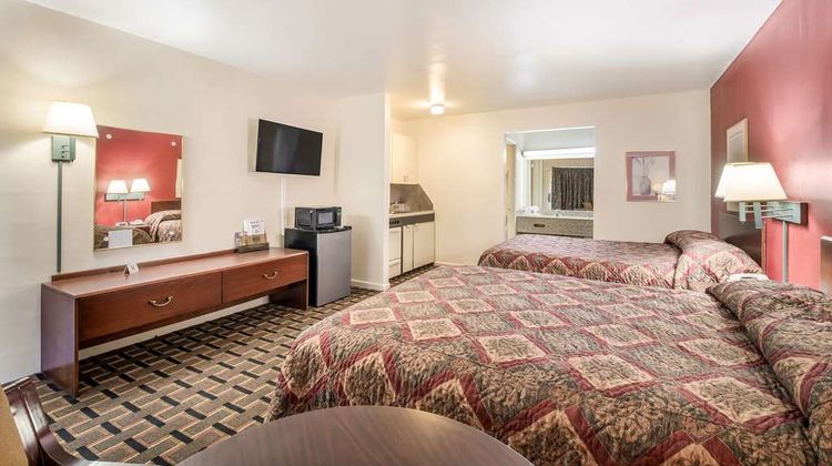 Knights Inn Cleveland Room