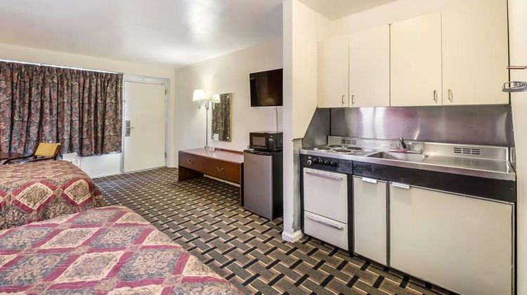 Knights Inn Cleveland Room