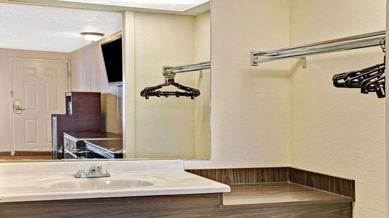 <b>Knights Inn Madison Heights Room</b>. Images powered by <a href="https://iceportal.shijigroup.com/" title="IcePortal" target="_blank">IcePortal</a>.