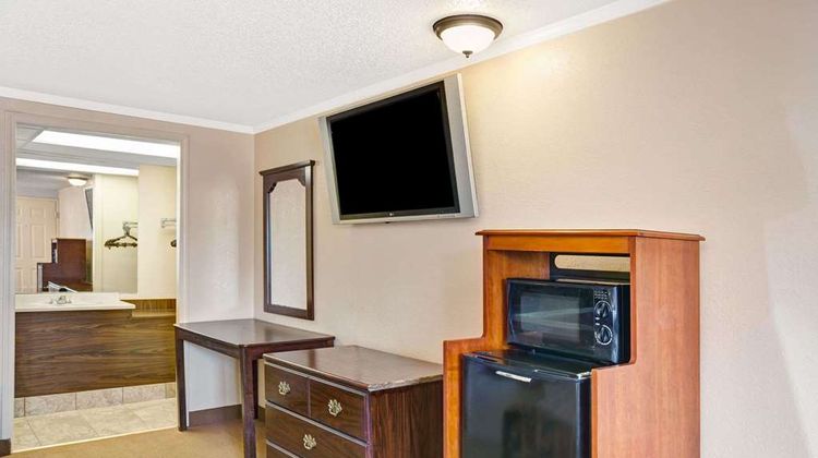 Knights Inn Madison Heights Suite