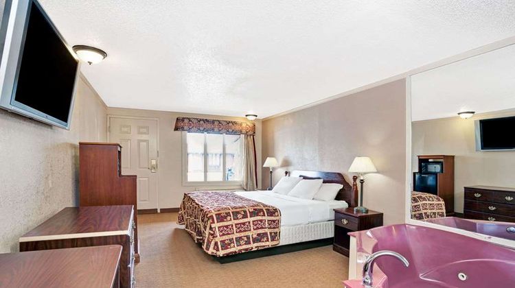 Knights Inn Madison Heights Suite