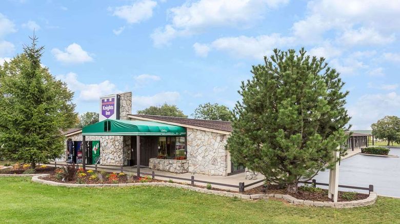 <b>Knights Inn Racine Exterior</b>. Images powered by <a href="https://iceportal.shijigroup.com/" title="IcePortal" target="_blank">IcePortal</a>.