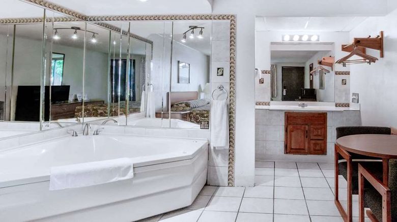 <b>Knights Inn Scranton/Wilkes-Barre Room</b>. Images powered by <a href="https://iceportal.shijigroup.com/" title="IcePortal" target="_blank">IcePortal</a>.