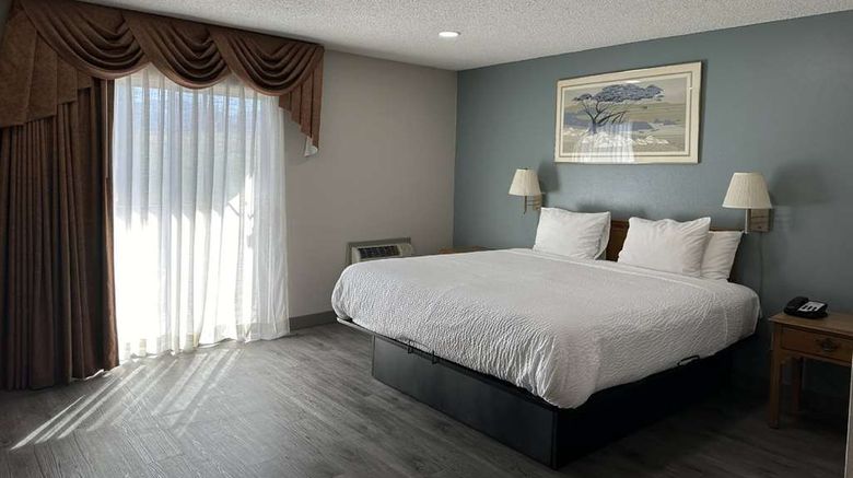 <b>Days Inn Medford Room</b>. Images powered by <a href="https://iceportal.shijigroup.com/" title="IcePortal" target="_blank">IcePortal</a>.