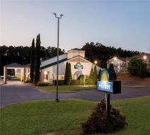 Days Inn & Suites Norcross/Atlanta NE Exterior