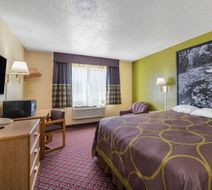 Super 8 Fountain Room