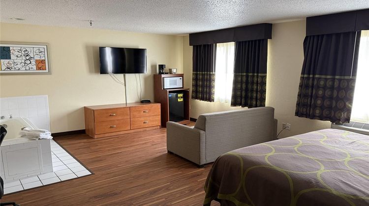 Super 8 Fountain Room