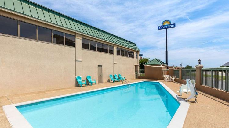 Days Inn Clarksville North Pool