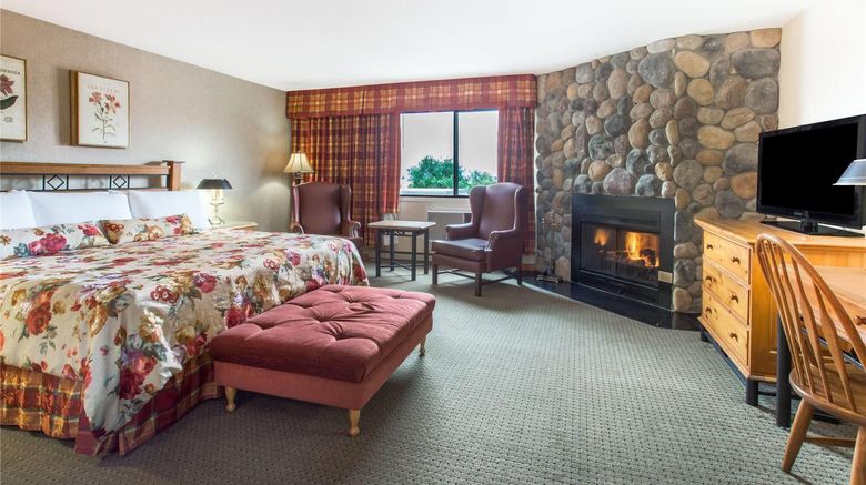 <b>Ramada Kelowna Hotel & Conference Centre Suite</b>. Images powered by <a href="https://iceportal.shijigroup.com/" title="IcePortal" target="_blank">IcePortal</a>.