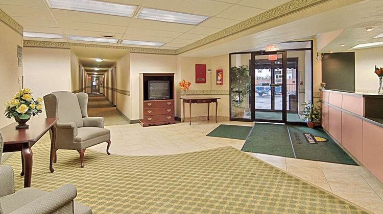 Days Inn Cleveland Lakewood Lobby