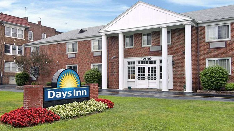 Days Inn Cleveland Lakewood Exterior