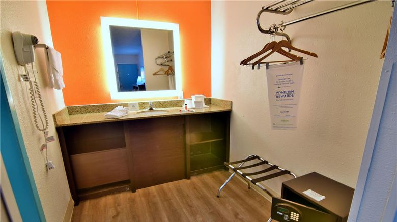 <b>Howard Johnson Inn - Ocala Room</b>. Images powered by <a href="https://iceportal.shijigroup.com/" title="IcePortal" target="_blank">IcePortal</a>.