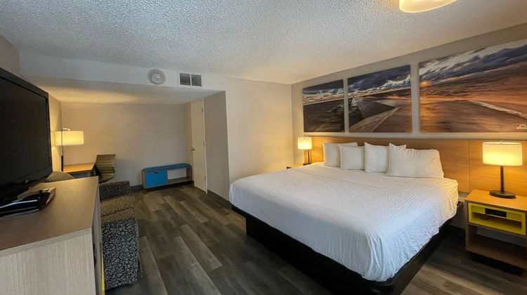 Days Inn & Suites by Wyndham Port Huron Room