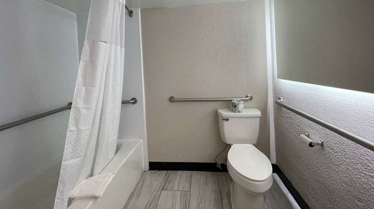 Days Inn & Suites by Wyndham Port Huron Room