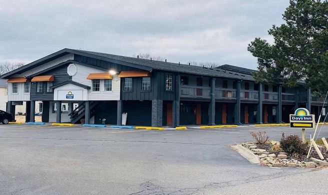 Days Inn & Suites by Wyndham Port Huron Exterior