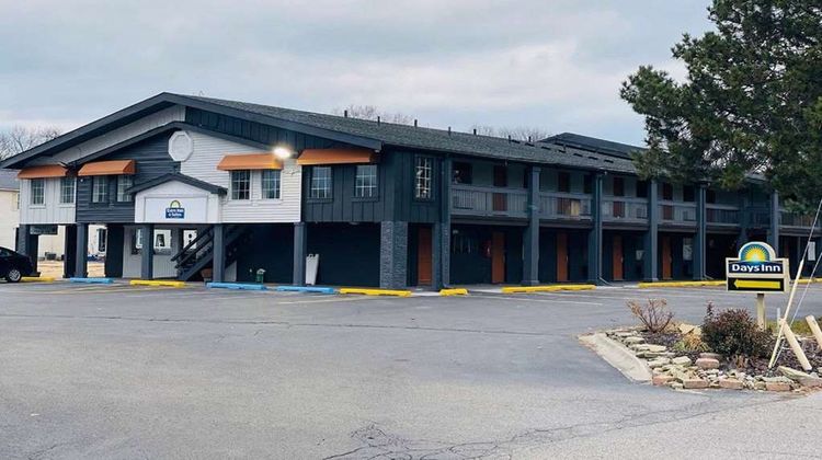 Days Inn & Suites by Wyndham Port Huron Exterior