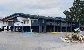Days Inn & Suites by Wyndham Port Huron