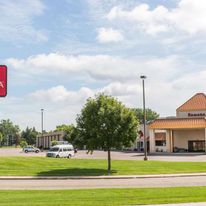 Ramada Airport Hotel & Suites