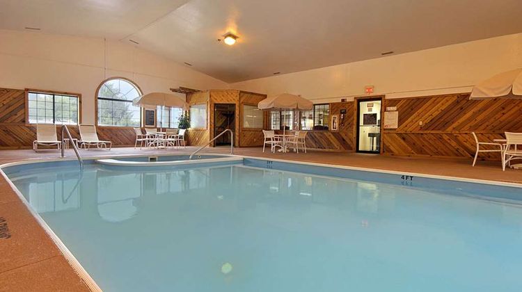 Super 8 Coshocton Roscoe Village Pool