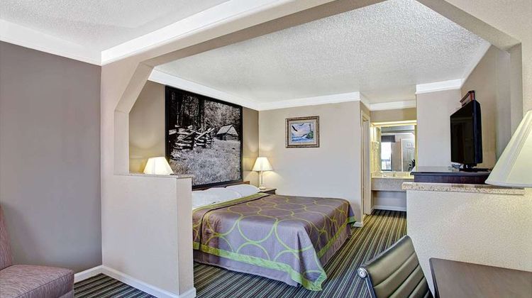 Super 8 Knoxville East Suite