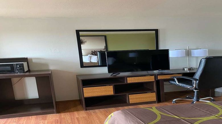 <b>Super 8 Wells Room</b>. Images powered by <a href="https://iceportal.shijigroup.com/" title="IcePortal" target="_blank">IcePortal</a>.