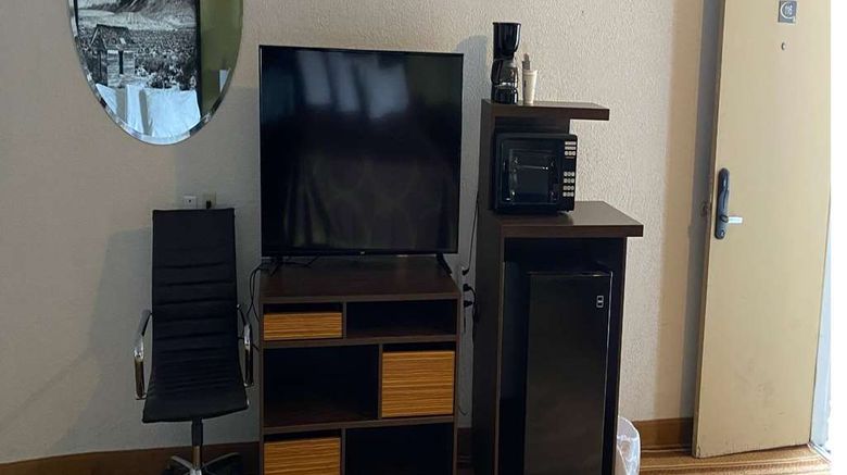 <b>Super 8 Wells Room</b>. Images powered by <a href="https://iceportal.shijigroup.com/" title="IcePortal" target="_blank">IcePortal</a>.