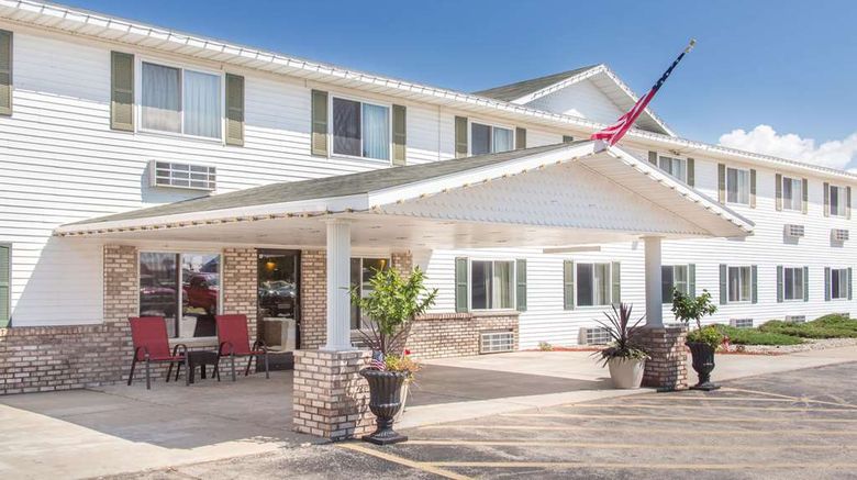 Super 8 Escanaba Exterior. Images powered by <a href="https://iceportal.shijigroup.com" target="_blank" rel="noopener">Ice Portal</a>.
