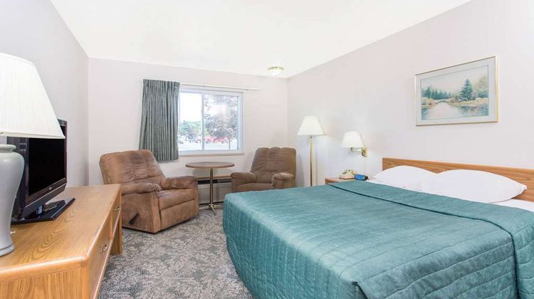 Super 8 Escanaba Room