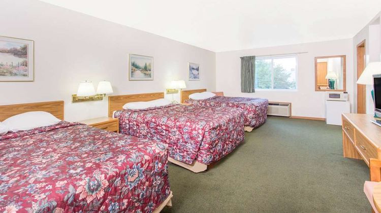 Super 8 Escanaba Room