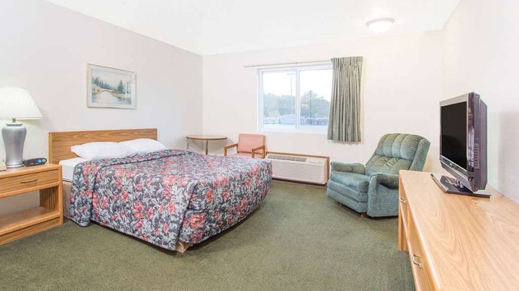 Super 8 Escanaba Room