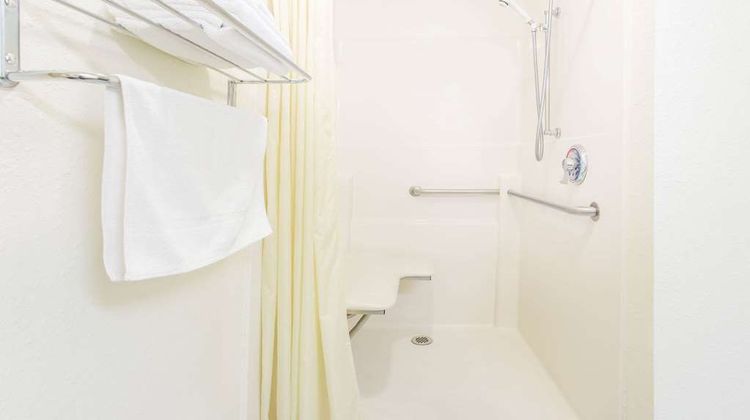 Super 8 Escanaba Room