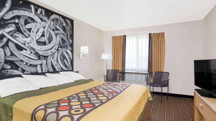 Super 8 Bloomfield Room