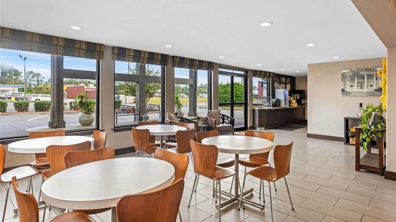 <b>Super 8 Valdosta/Conf Center Area Lobby</b>. Images powered by <a href="https://iceportal.shijigroup.com/" title="IcePortal" target="_blank">IcePortal</a>.