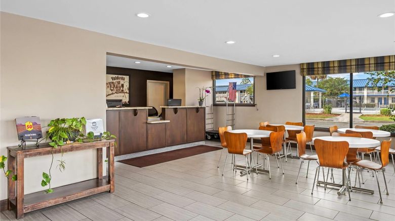 <b>Super 8 Valdosta/Conf Center Area Lobby</b>. Images powered by <a href="https://iceportal.shijigroup.com/" title="IcePortal" target="_blank">IcePortal</a>.