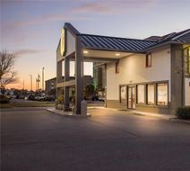 Super 8 Valdosta/Conf Center Area Exterior