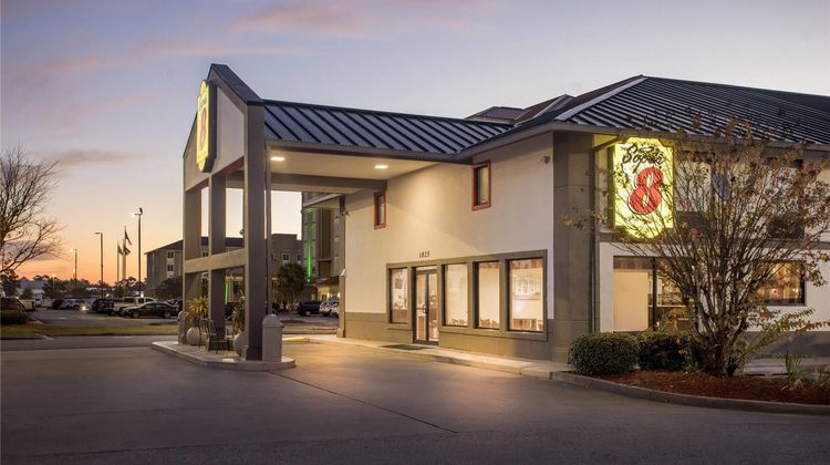 Super 8 Valdosta/Conf Center Area Exterior