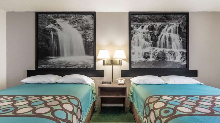 Super 8 Reedsburg Room