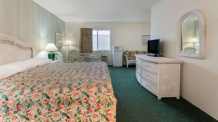 Super 8 Reedsburg Suite