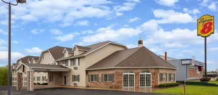 Super 8 Reedsburg Exterior