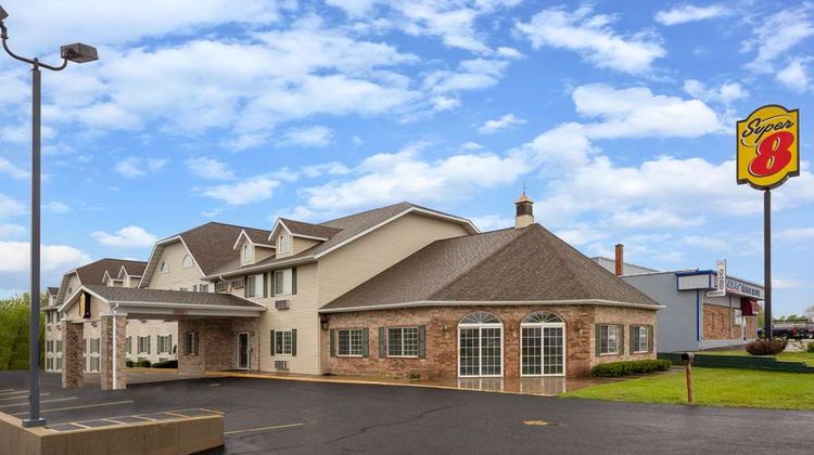 Super 8 Reedsburg Exterior